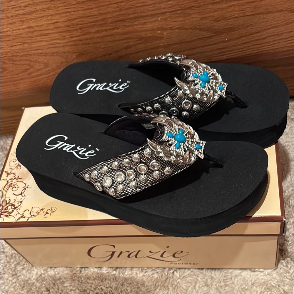 NWT Grazie Black Sandals with Turquoise and Silver Embellishments 6 sixsense